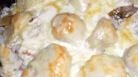Картофельные "грибы", тушеные  с мясом, под сливочно-сырным соусом