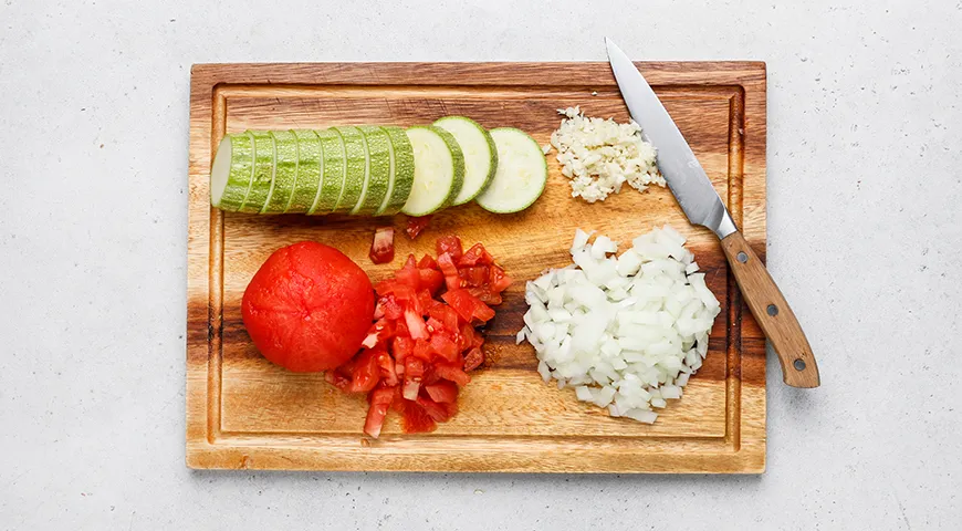 Тушеные кабачки с помидорами