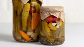 Ассорти из маринованных огурцов с помидорами черри на зиму