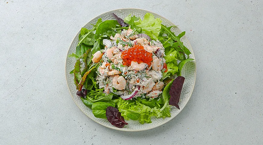 Крабовый салат с креветками и икрой