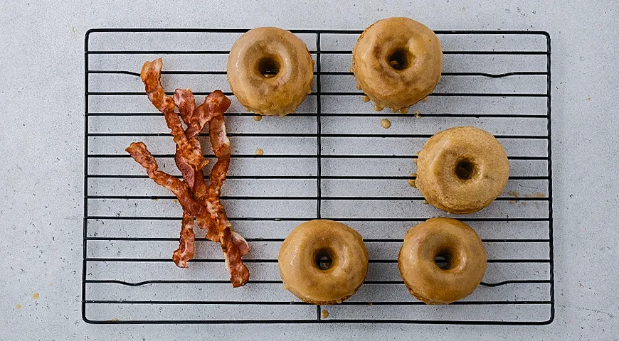 Глазированные пончики с беконом