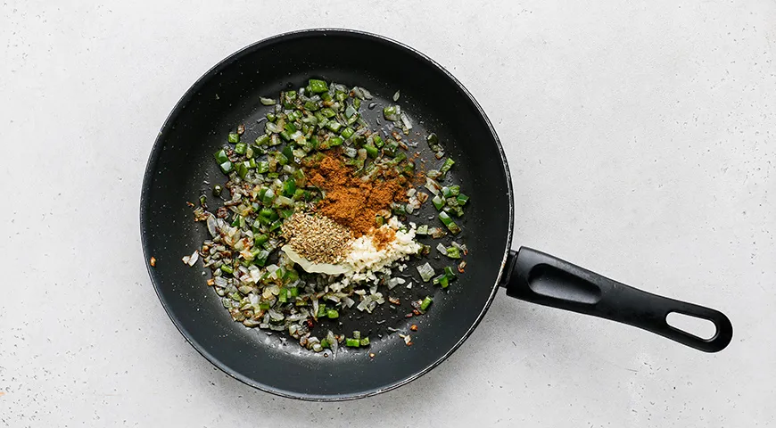 Рис с фасолью на сковороде