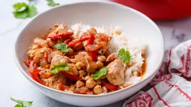 Тушеная курица с нутом