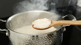 Когда солить рис: главное правило для идеального гарнира