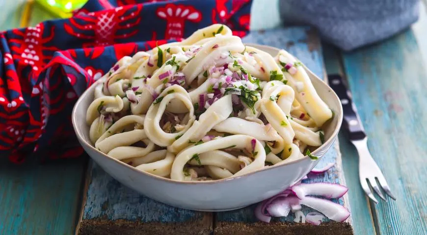 Салат из кальмаров  с крымским луком