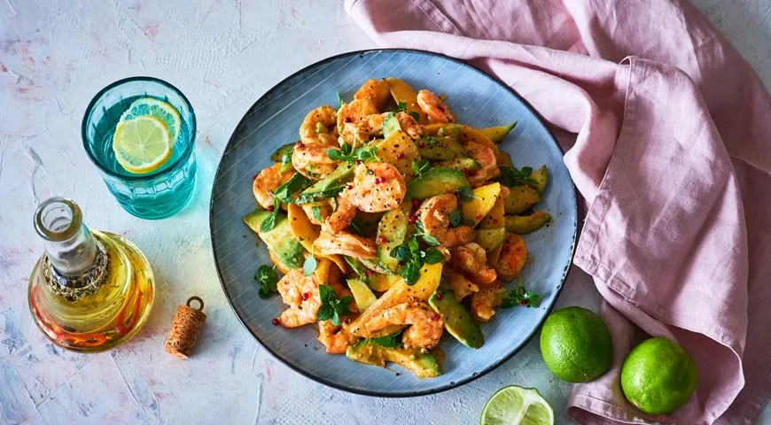 Салат с креветками, манго и авокадо