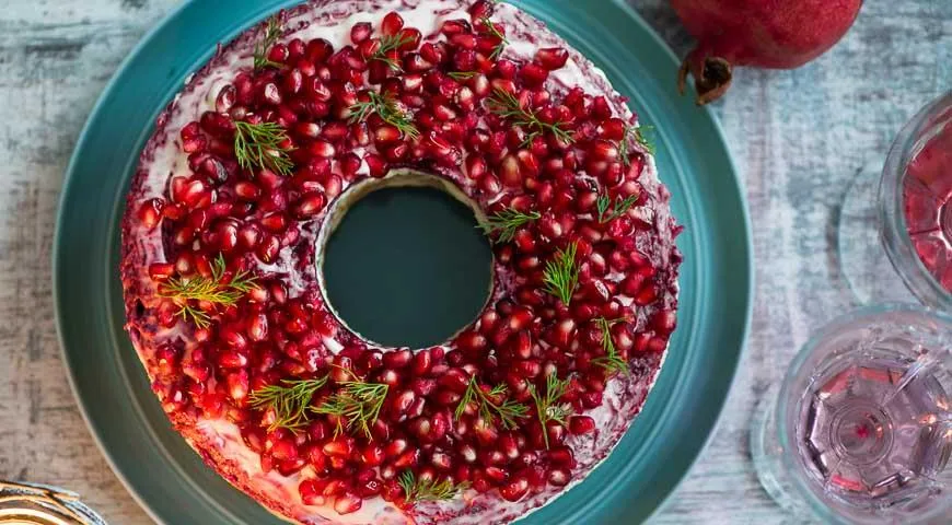 Вкусный рецепт салата Гранатовый браслет к новогоднему столу