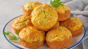 Если нужна замена хлебу: этот рецепт сырно-кабачковых кексов придется сохранить