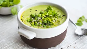 Кокосовый суп с зеленым горошком и кинзой