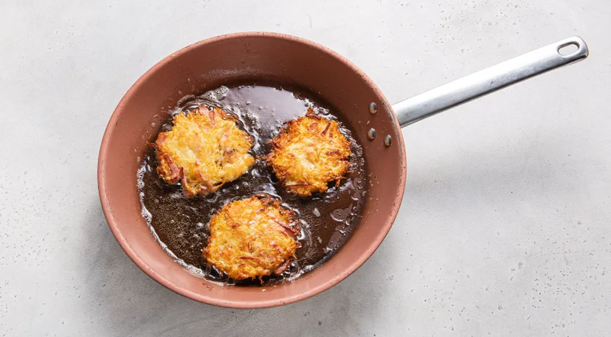 Домашние драники с колбасой и сыром