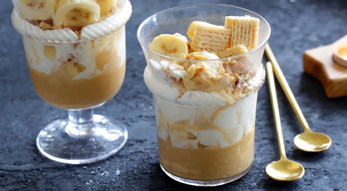 Мороженое с бананами и арахисовым соусом
