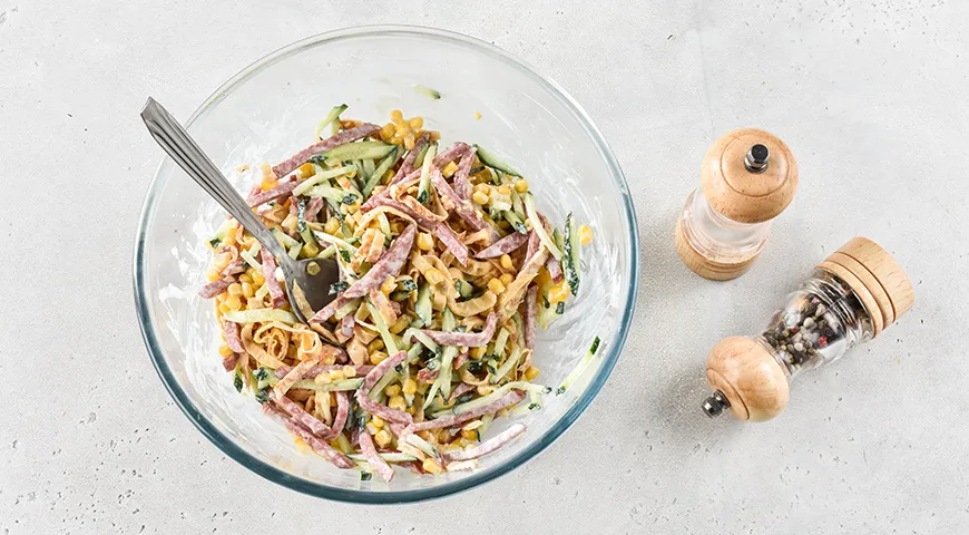 Блинный салат с кукурузой, колбасой и огурцами