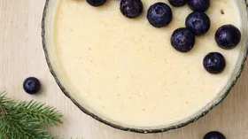 Сметанник с бананом и черникой