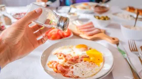 Ученые выяснили, что привычка досаливать еду может лишить слуха