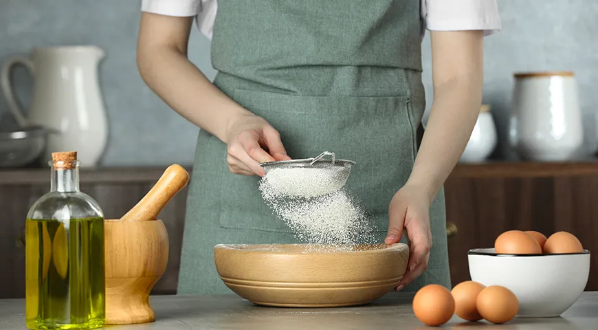 Для качественной безглютеновой смеси просейте все ингредиенты через мелкое сито дважды — это обеспечит равномерное распределение компонентов и избавит от комочков