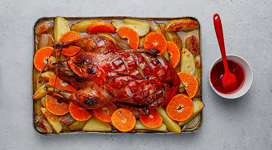 Цитрусовая утка с клюквой и картофелем