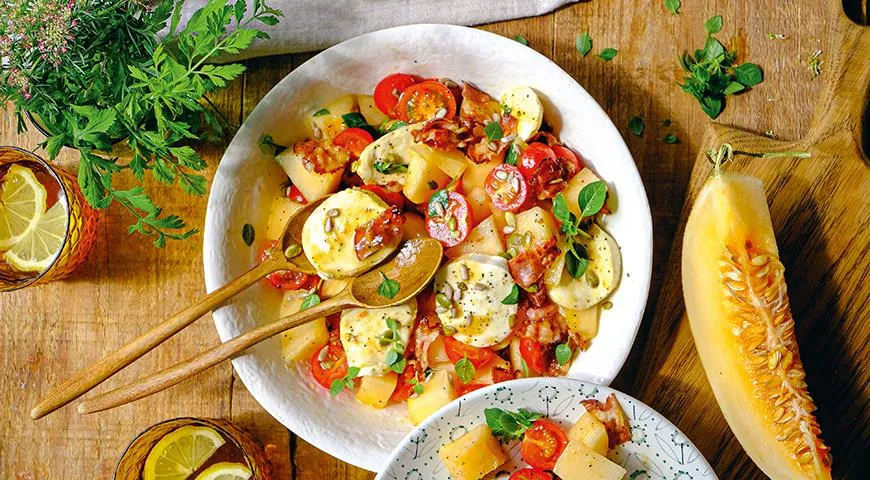 Рецепт салата с дыней, моцареллой и беконом (можно приготовить из дыни Торпеда)
