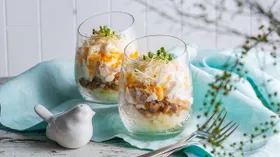 Слоеный салат с курицей, грибами и картофелем