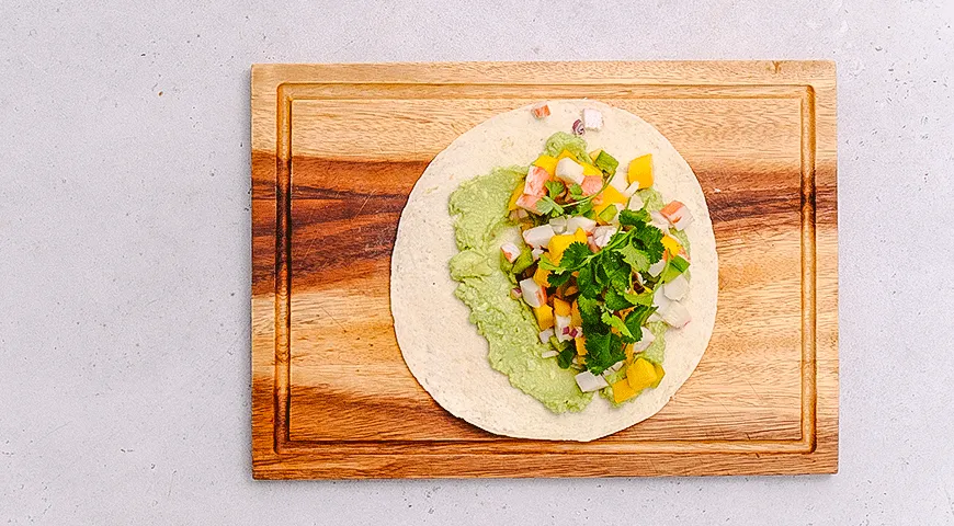 Тако с крабовыми палочками и манго