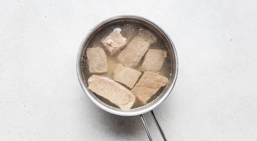 Салат с говядиной, болгарским перцем и маринованными огурцами