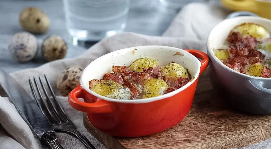 Запеченные перепелиные яйца с помидорами и беконом