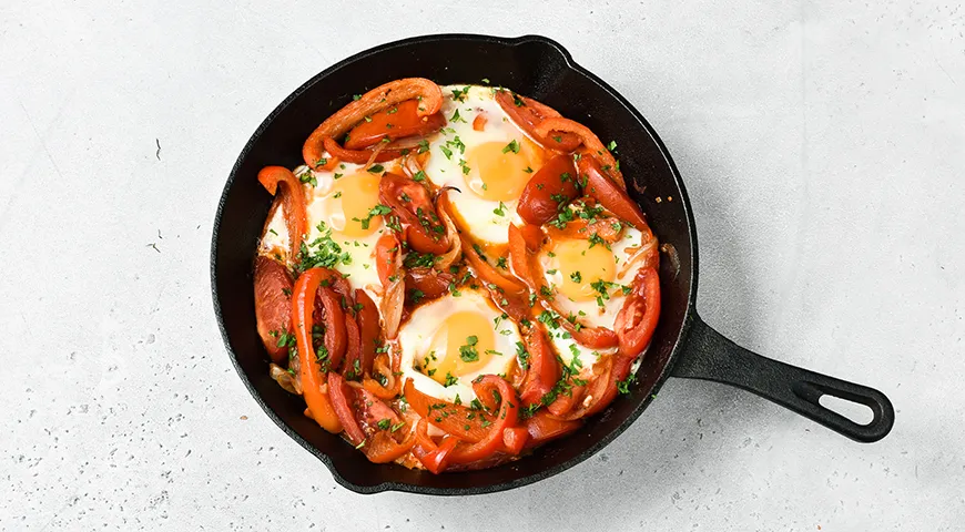 Шакшука: яичница с томатами и луком классическая