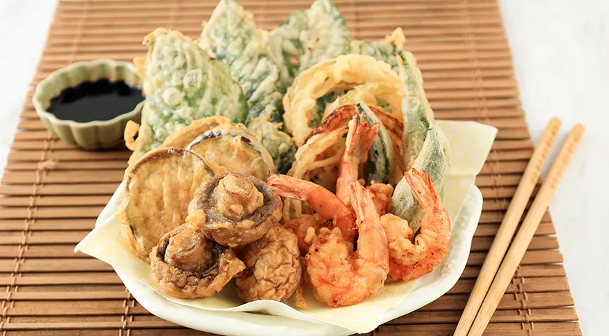 Креветки и различные овощи, запанированые в соевой муке