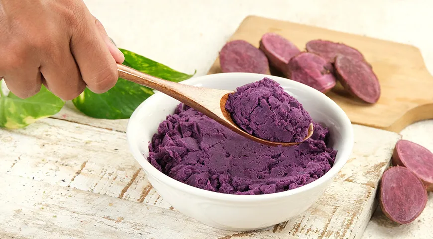 Из фиолетового картофеля получается потрясающе яркое по цвету пюре