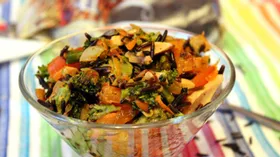 Теплый овощной салат с диким рисом и шампиньонами