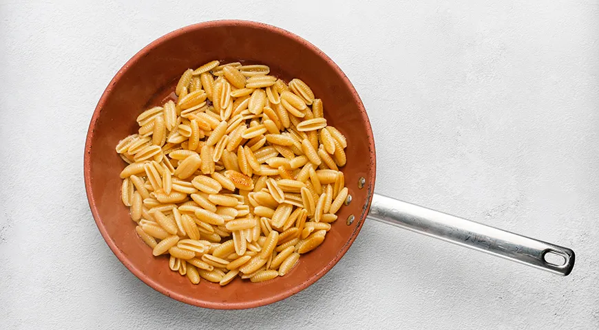 Жареные макароны с творогом