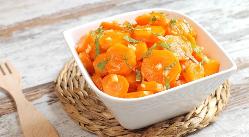 Морковь в салатах хорошо сочетается с сырыми овощами — редисом, огурцами, зеленым горошком, шпинатом, цукини или кабачками- и с фруктами, например,  апельсинами, яблоками или нектаринами