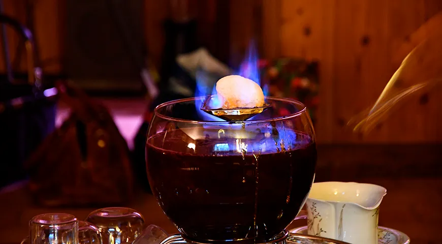 Немецкий Feuerzangenbowle (с огненным шоу)