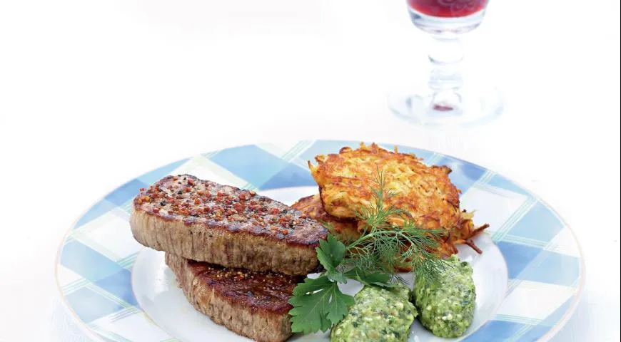 Антрекот с картофельными оладьями и соусом из голубого сыра