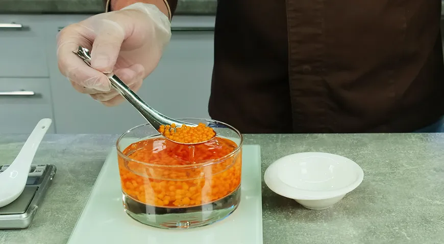 Внутри имитированной икры только загустители, стабилизаторы, эмульгаторы, красители, а также усилители вкуса и аромата 