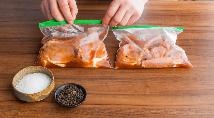 Мясо для запекания лучше солит за 3–4 часа или даже за 1 сутки, чтобы оно стало нежнее