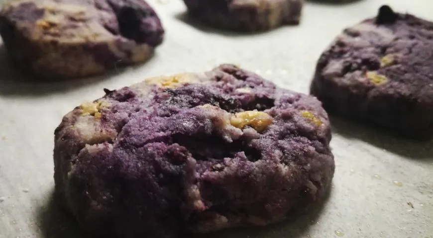 Фиолетовое печенье с белым шоколадом