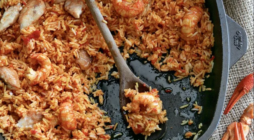 Каталонская паэлья с рыбой-чертом и раками
