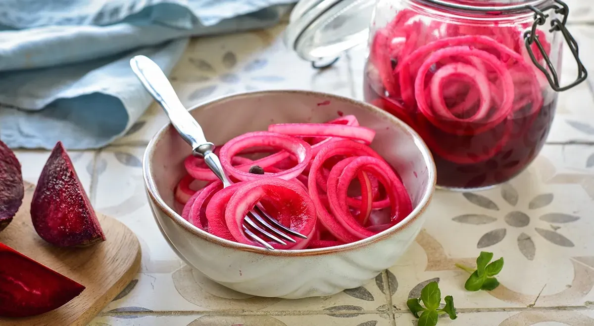 Лук, маринованный со свекольным соком и гвоздикой