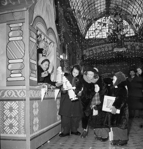 В магазине «Петровский пассаж» в канун Нового года. Фото А. Агапова. Москва, декабрь 1955 г.