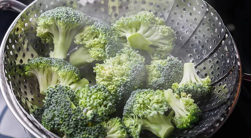 В брокколи, приготовленной на пару, сохраняется максимум витаминов и полезных веществ