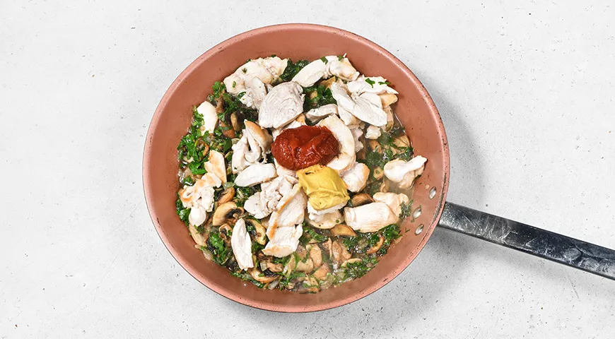 Макароны с курицей и грибами на сковороде