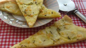 Пицца белая с картофелем, сыром и розмарином (Pizza Bianca)