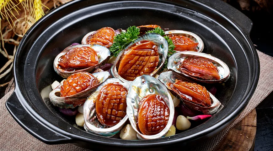 Запеченное морское ушко с чесночным соусом