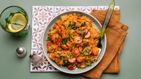 Домашняя солянка с капустой, рисом и сосисками