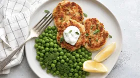 Запечённые рыбные котлетки с картофелем и зелёным горошком