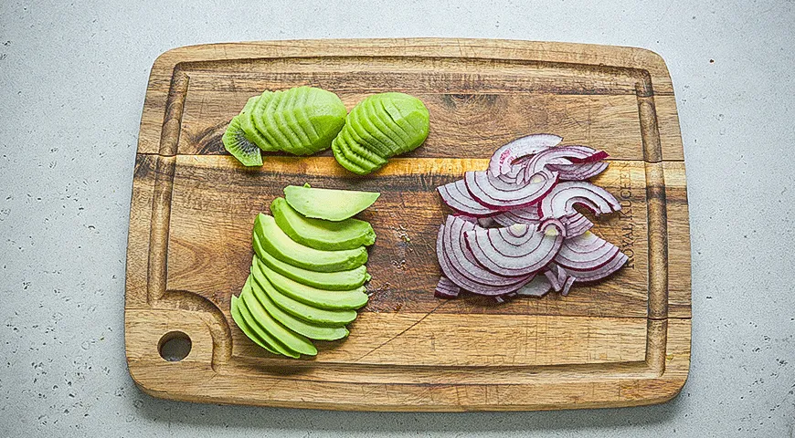 Салат из киви с курицей