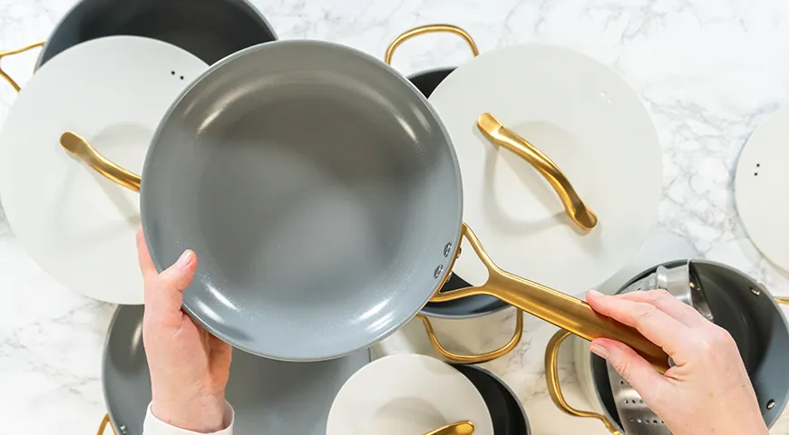 Керамическое покрытие более долговечное и устойчивое к царапинам, но при этом оно значительно дороже тефлона