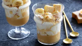 Банановое мороженое с соусом из арахиса и вафлями