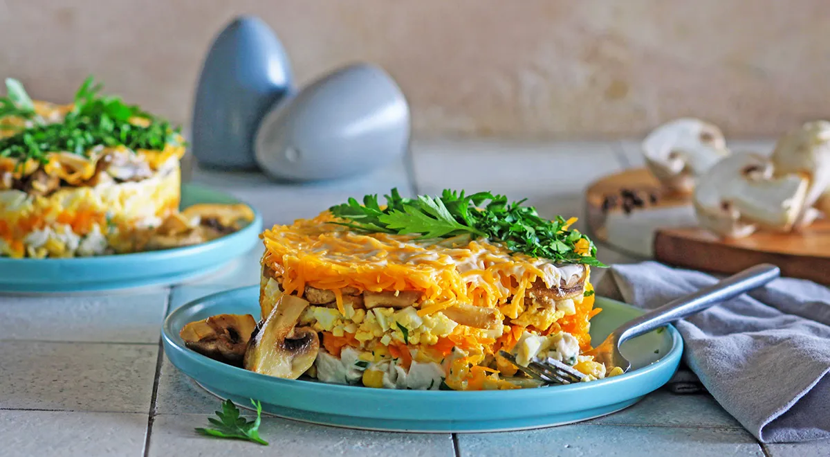 салат с куриной грудкой и грибами жареными с луком и сыром и картофелем рецепт | Дзен