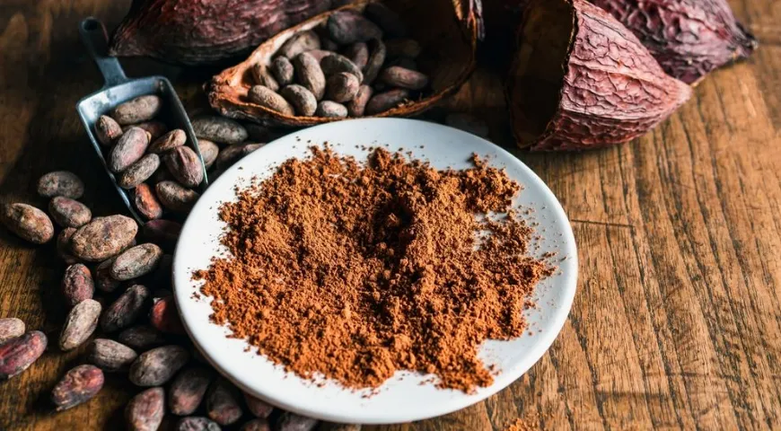 В какао-бобах содержится не только кофеин, но и теобромин, который также относится к стимуляторам